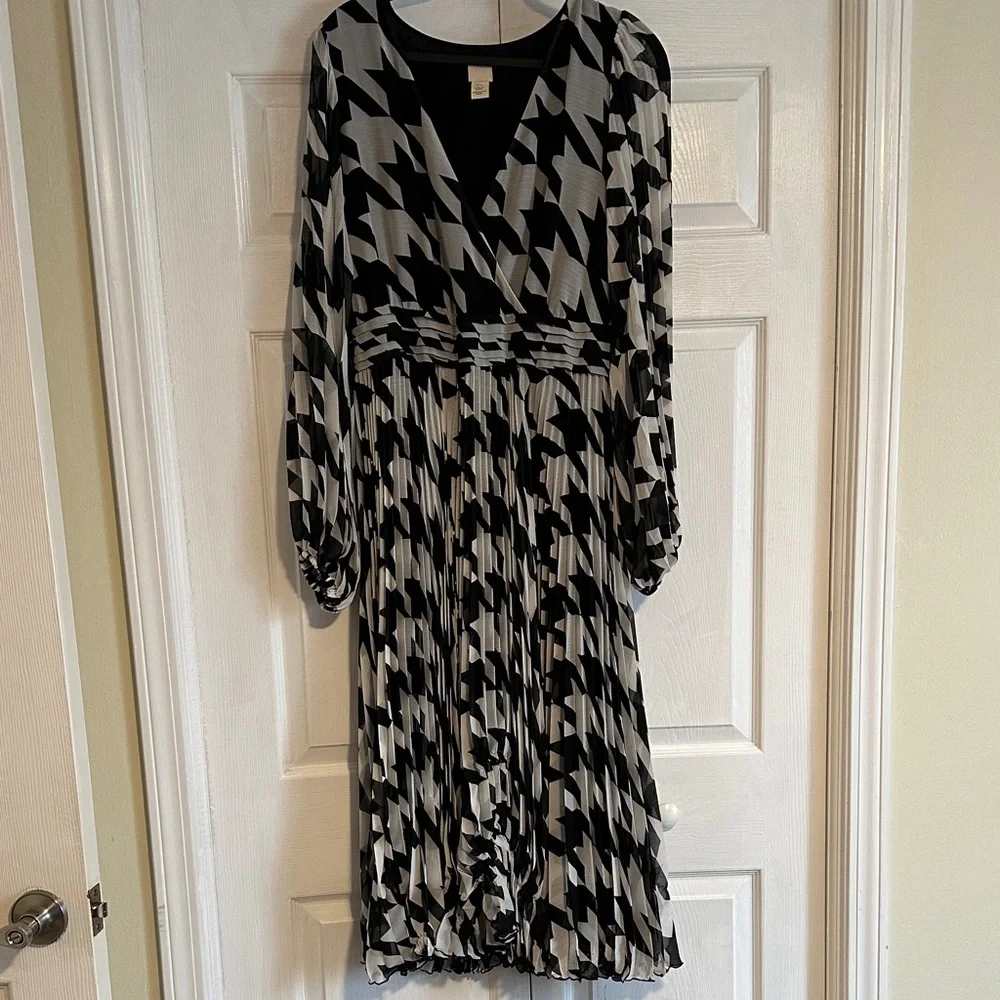 H&M Black and White Houndstooth Long Sleeve Dress - Picture 1 of 3